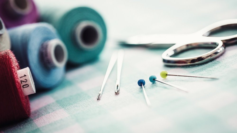 Нитки иголки ножницы