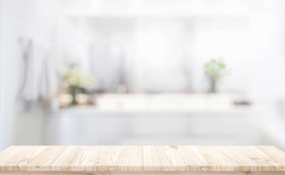 Кухонный стол с размытым фоном