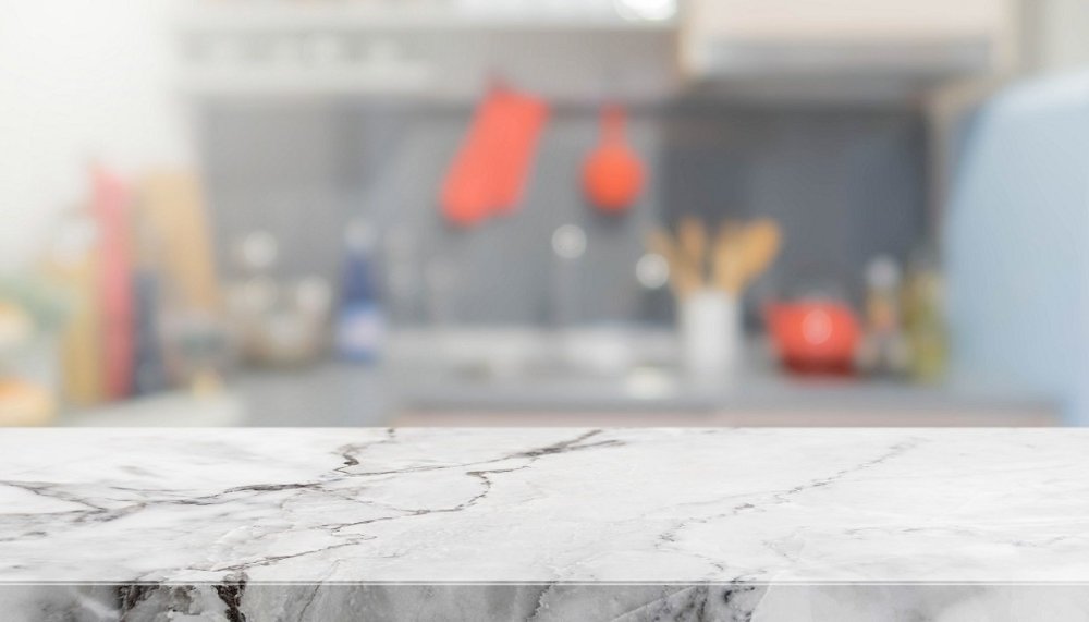 Столешница и кухонный размытый фон