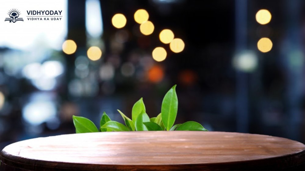 Столик с размытым фоном