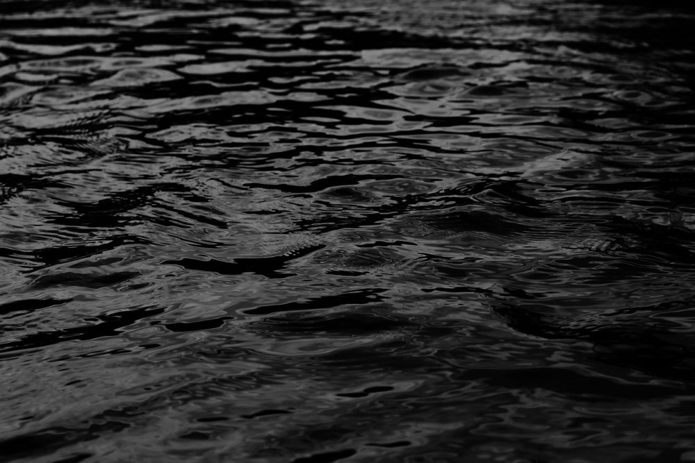 Вода на черном фоне