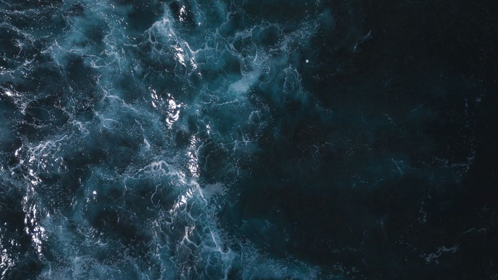 Темная вода сверху