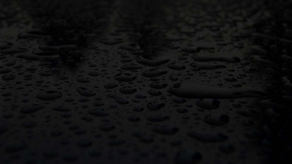 Капли воды на темном фоне