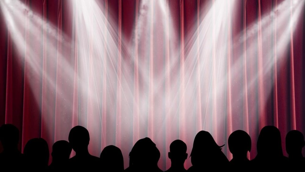 Театр сцена софиты