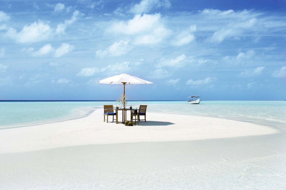 Остров с белым песком