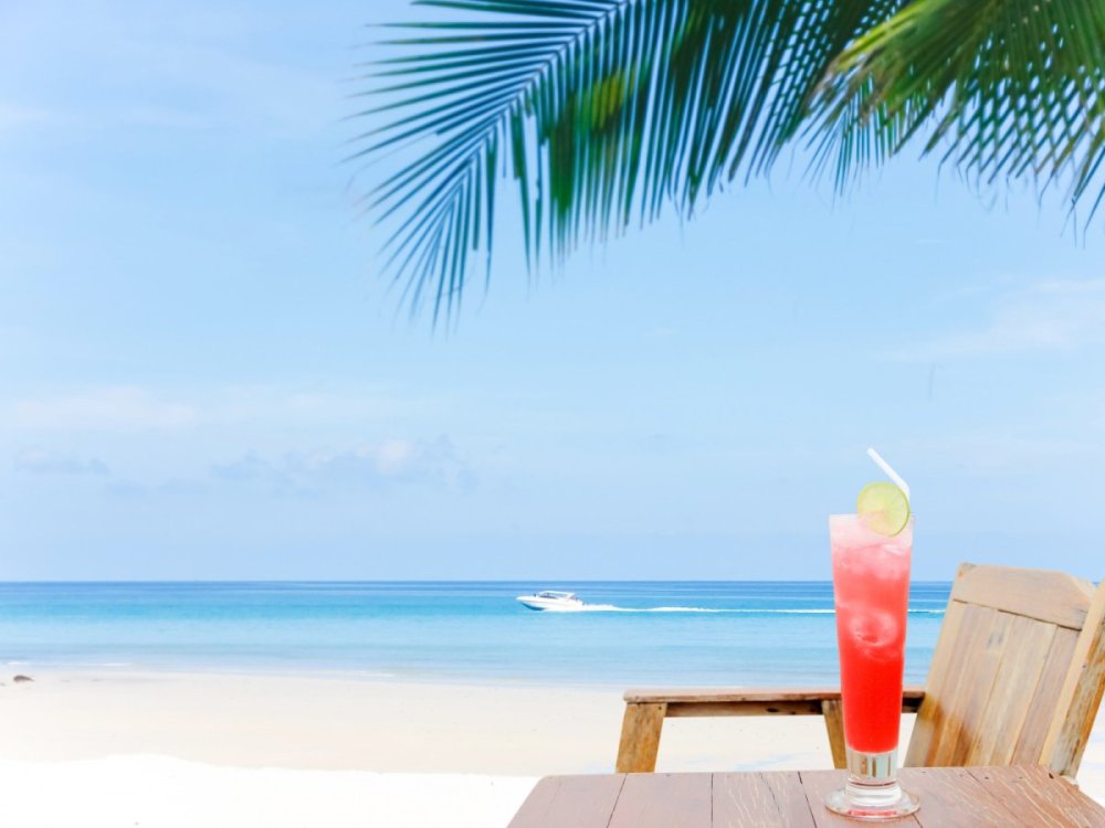 Коктейль на фоне моря