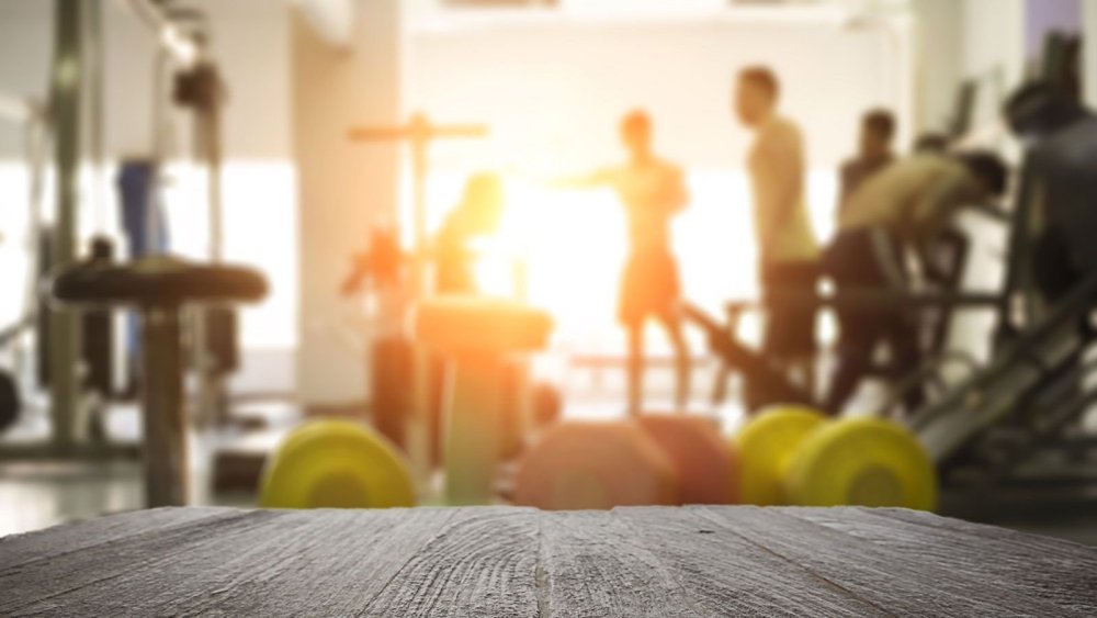 Размытый фон в зале