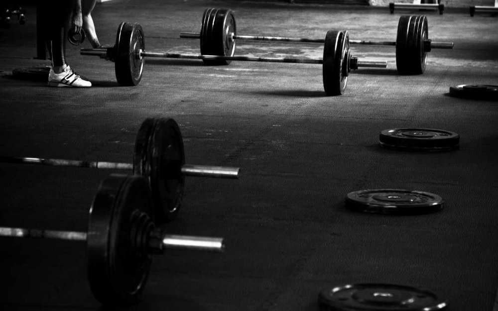 Спортзал черно белый