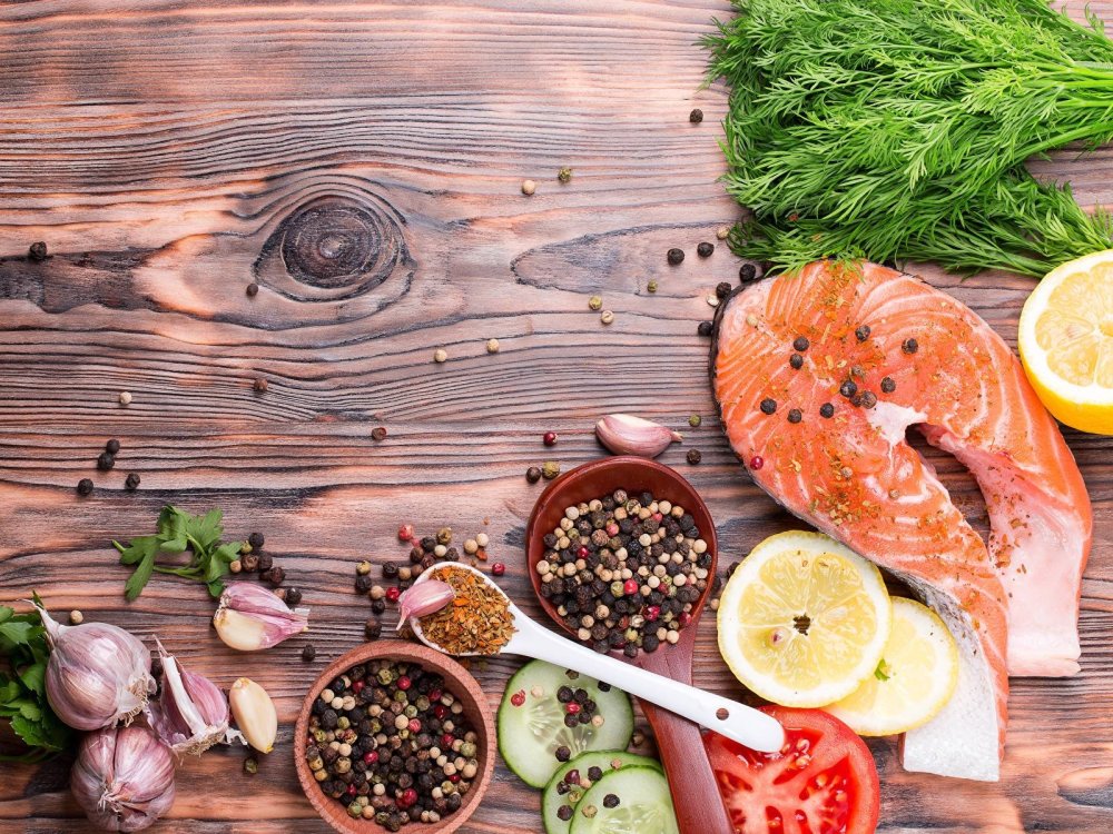 Специи на деревянном фоне