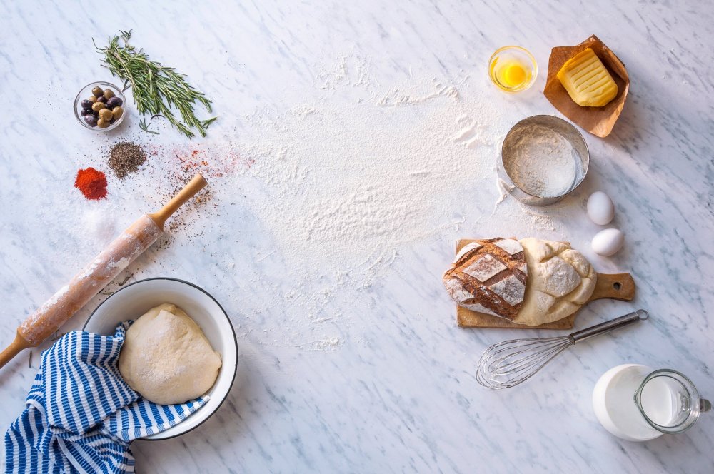 Специи на деревянном фоне