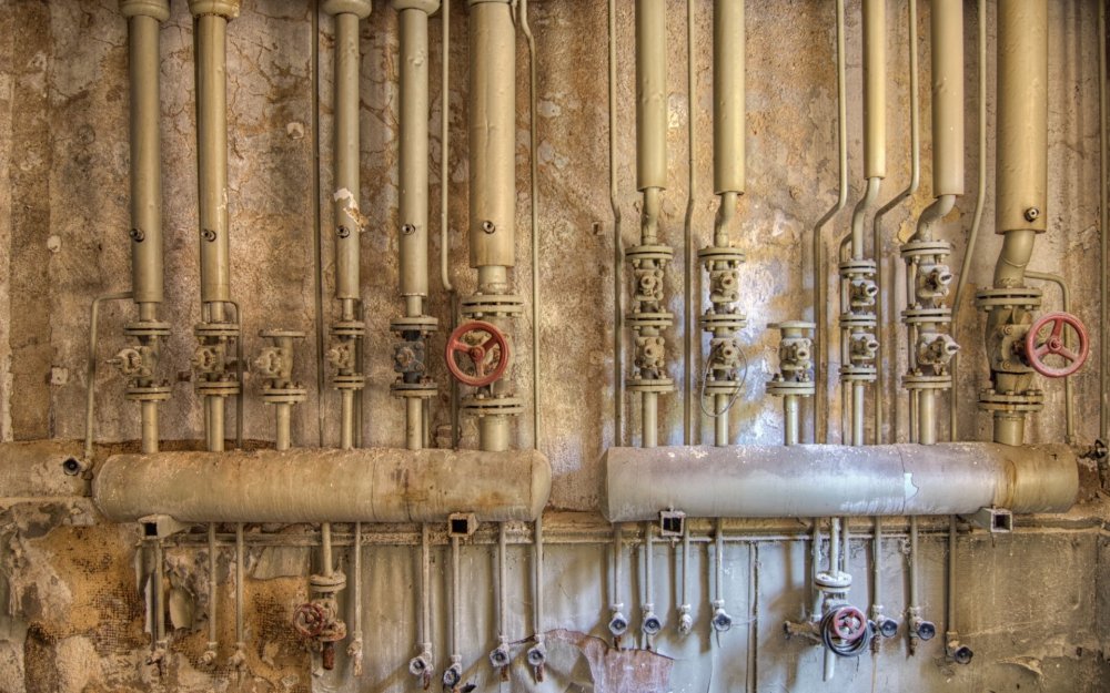 Трубы на стене