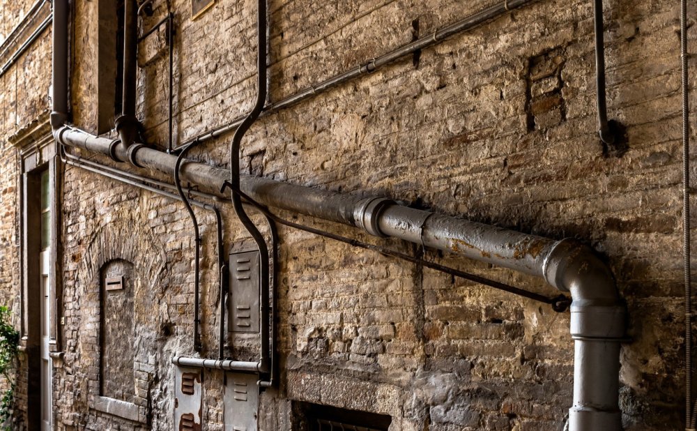 Канализация в стене