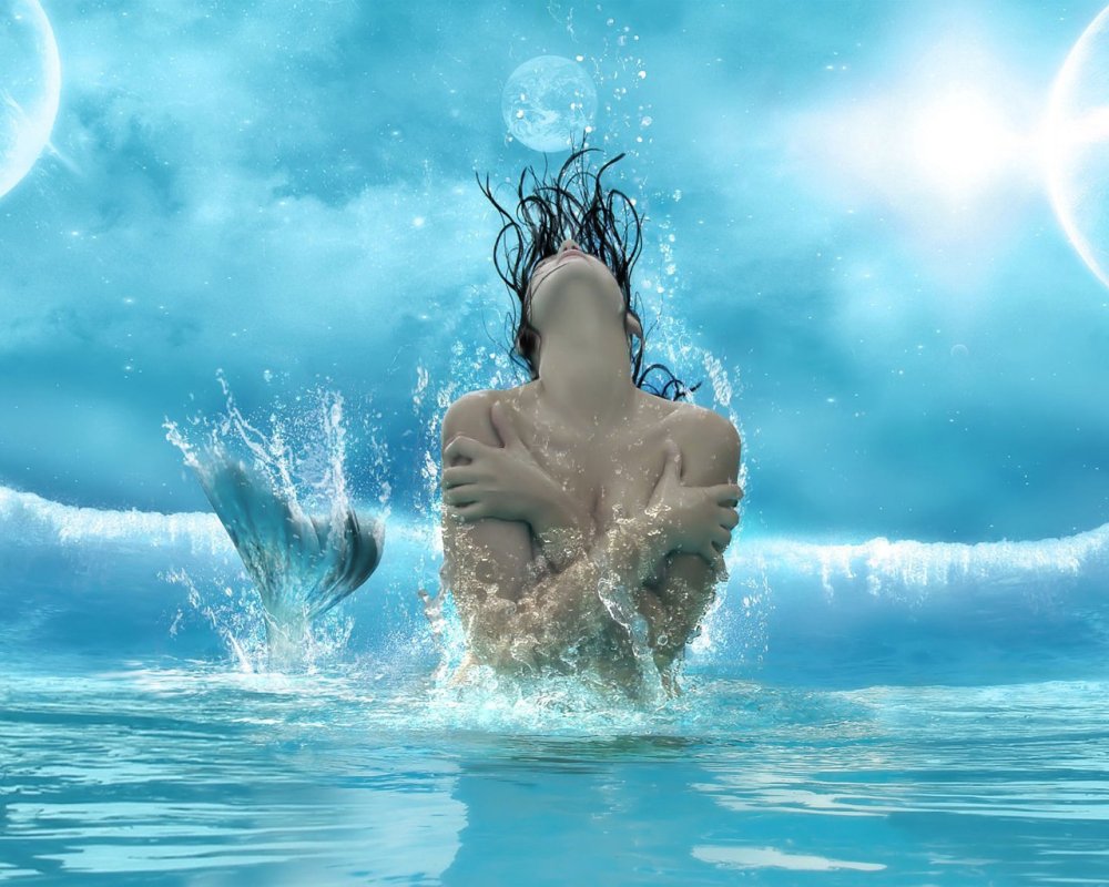 Девушка выходит из воды