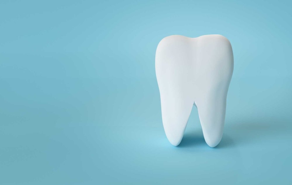 Зуб на голубом фоне