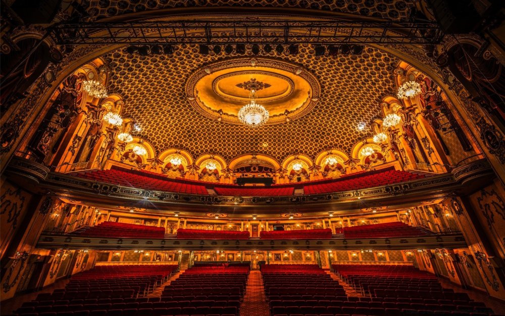 Сцену оперного театра “Гарнье”.