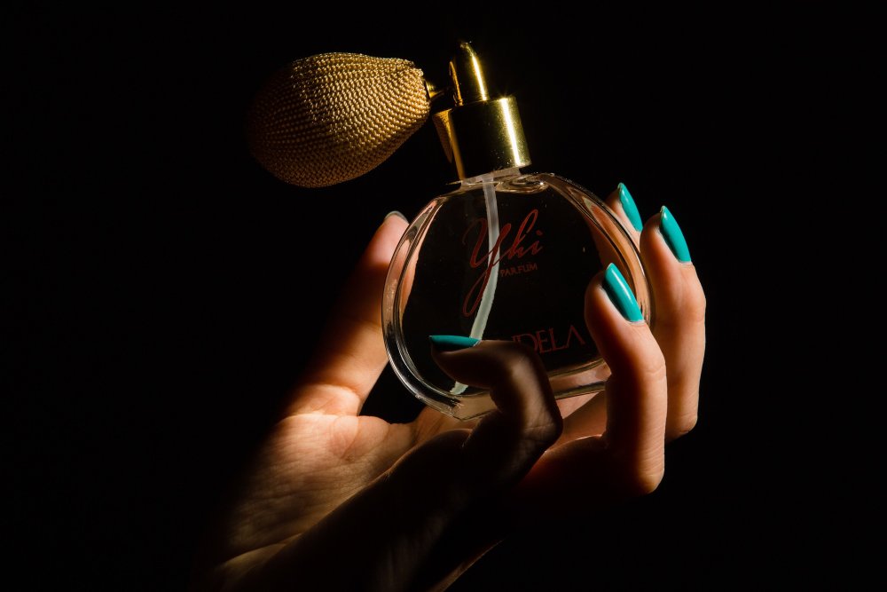 Парфюм на черном фоне