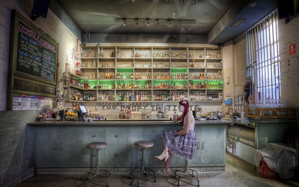 Вид из-за барной стойки