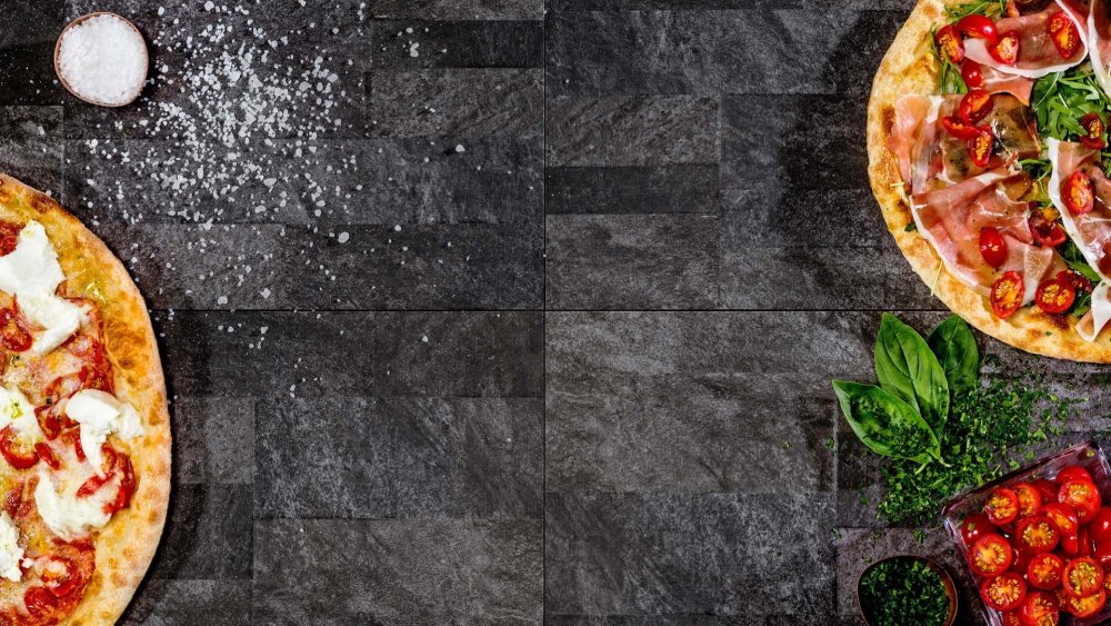 Пицца на черном фоне