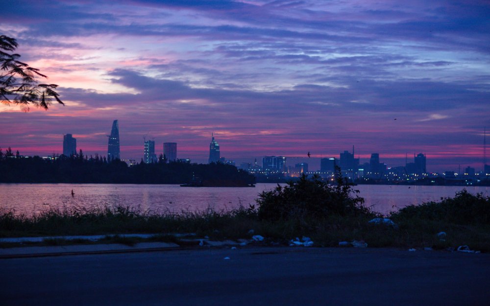 Фиолетовое небо в городе
