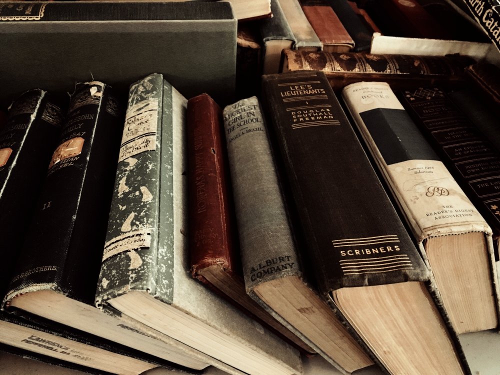 Старинная книга на столе