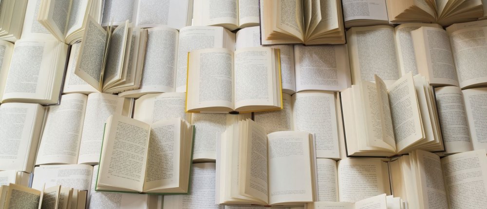 Книги на ярком фоне