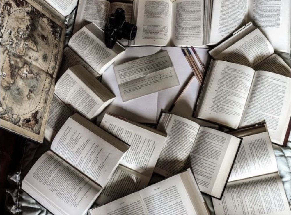 Книжки в бежевом цвете