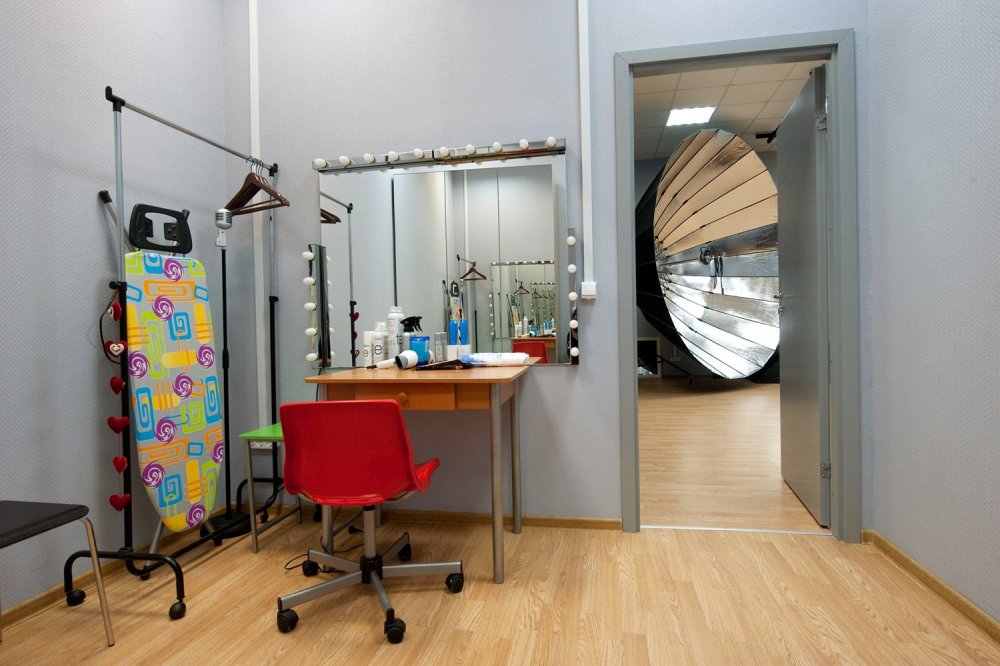 Театральный Арлекин элемент сценографии