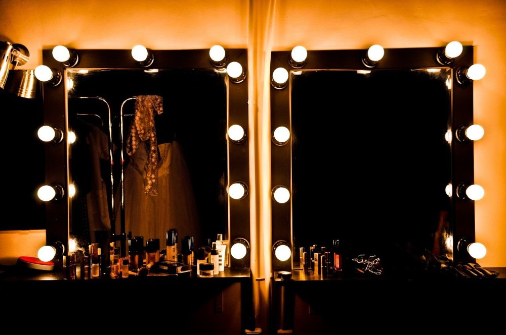 Зеркало в гримерке