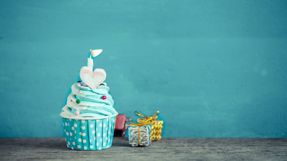 Сладости на бирюзовом фоне