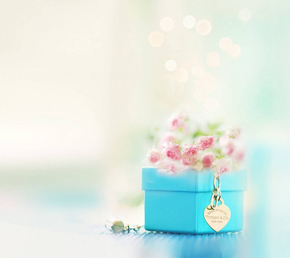 Подарки на бирюзовом фоне
