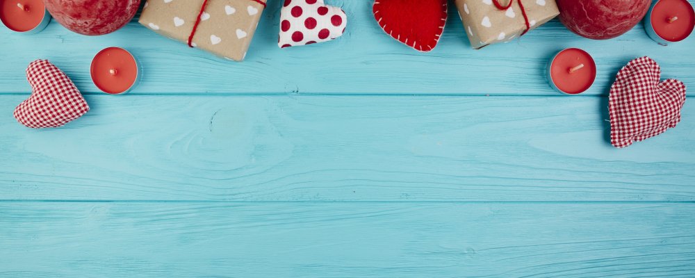 Сердечки на деревянном голубом фоне