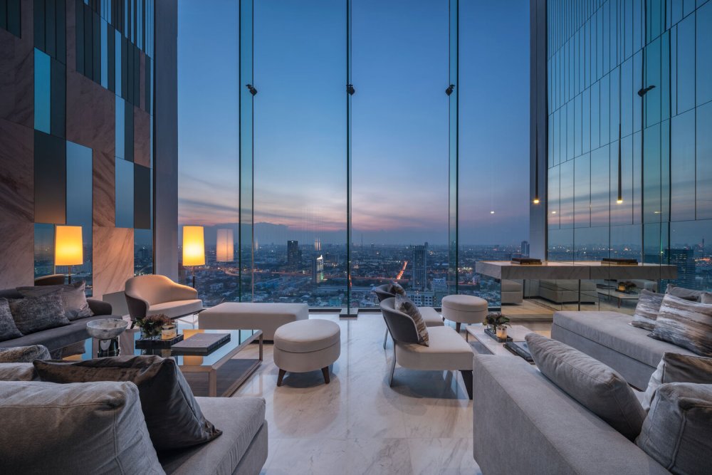 Кабинет с панорамными окнами с видом на город