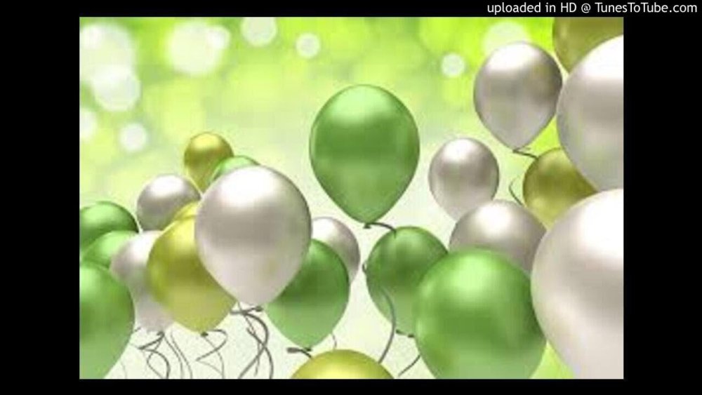 Шарики на зеленом фоне