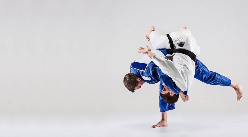 Дзюдо на белом фоне