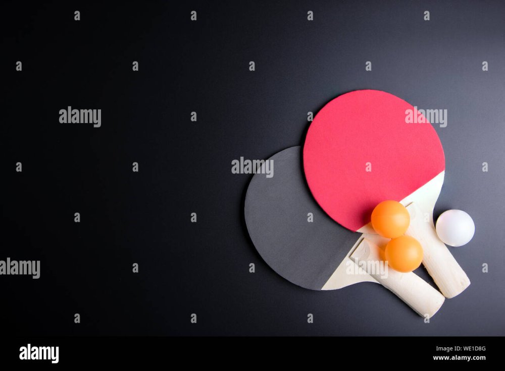 Ракетки на темном фоне настольный теннис