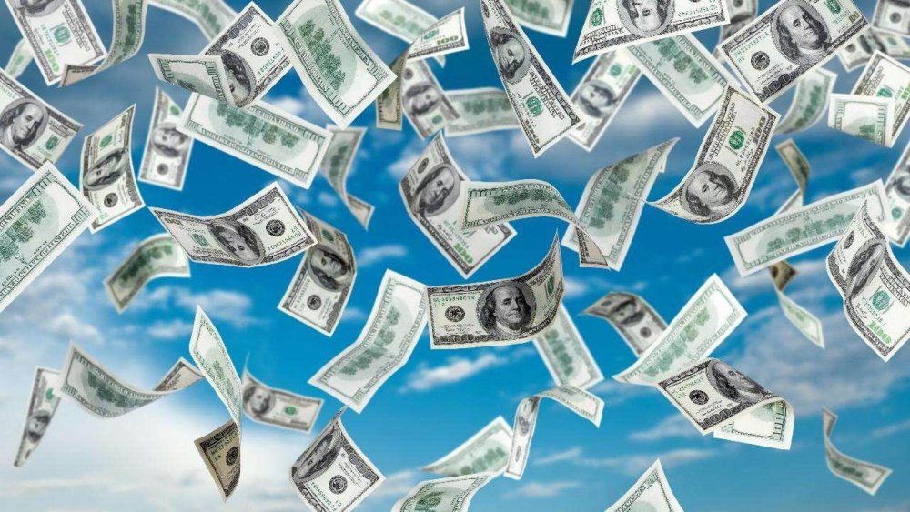 Деньги на Красном фоне