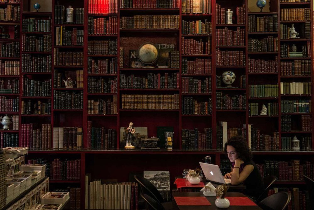 Фото библиотеки темно