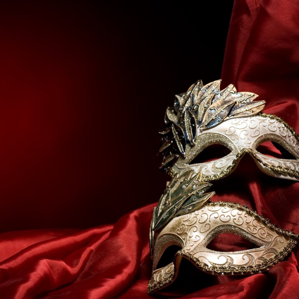 Театральные маски на фоне занавеса