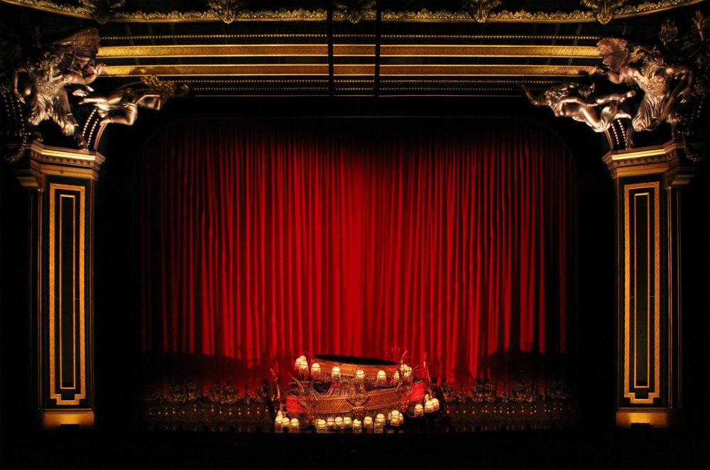 Опера сцена