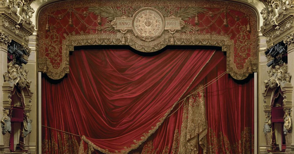 Красивый занавес в театре