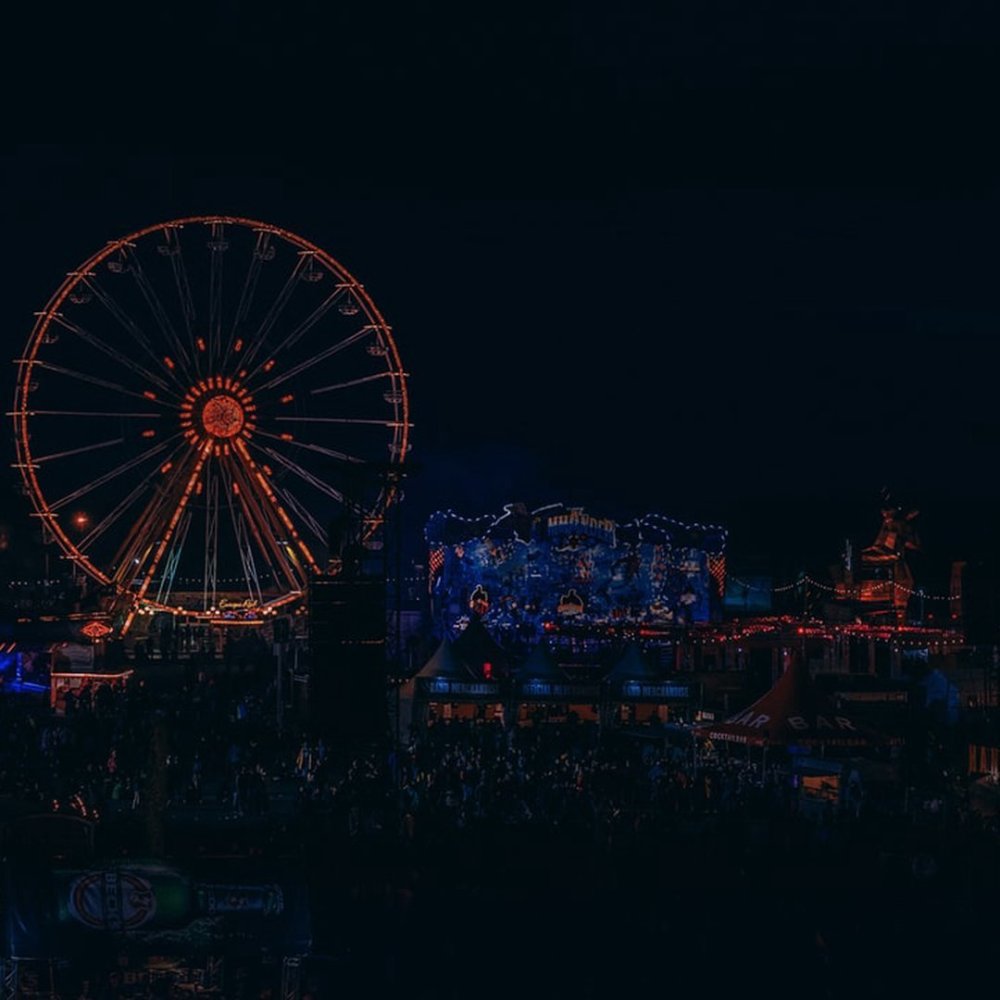 Ночной парк аттракционов