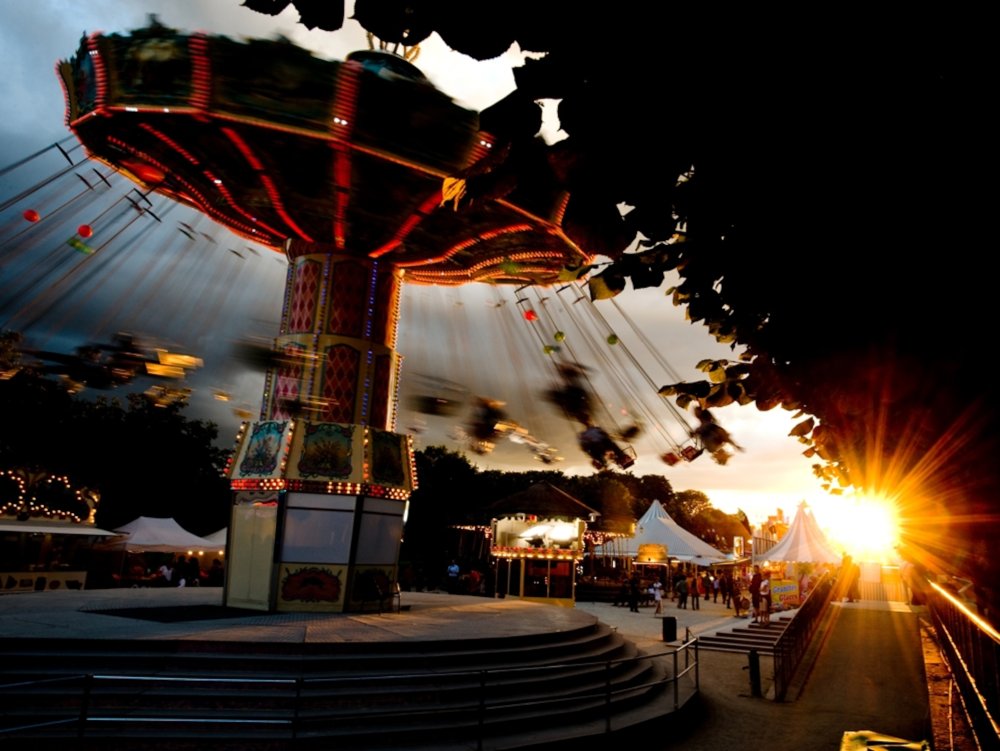 Парк аттракционов вечером