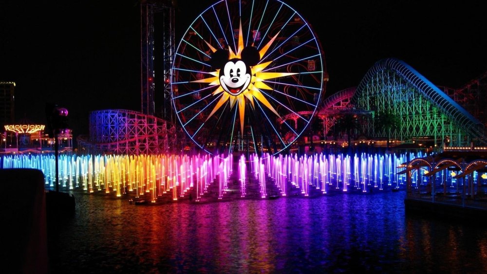 Сочи Дисней парк фонтаны ночью