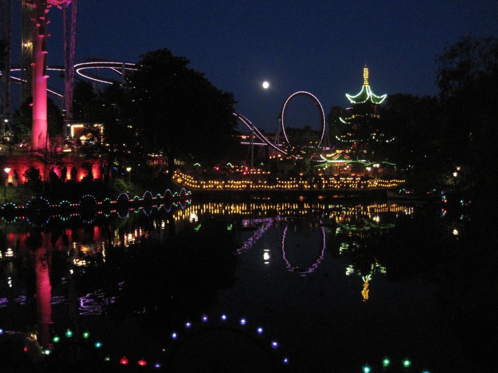 Силуэт парка аттракционов