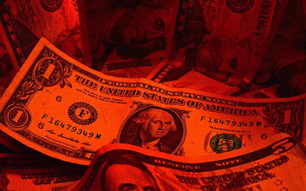 Деньги на Красном фоне