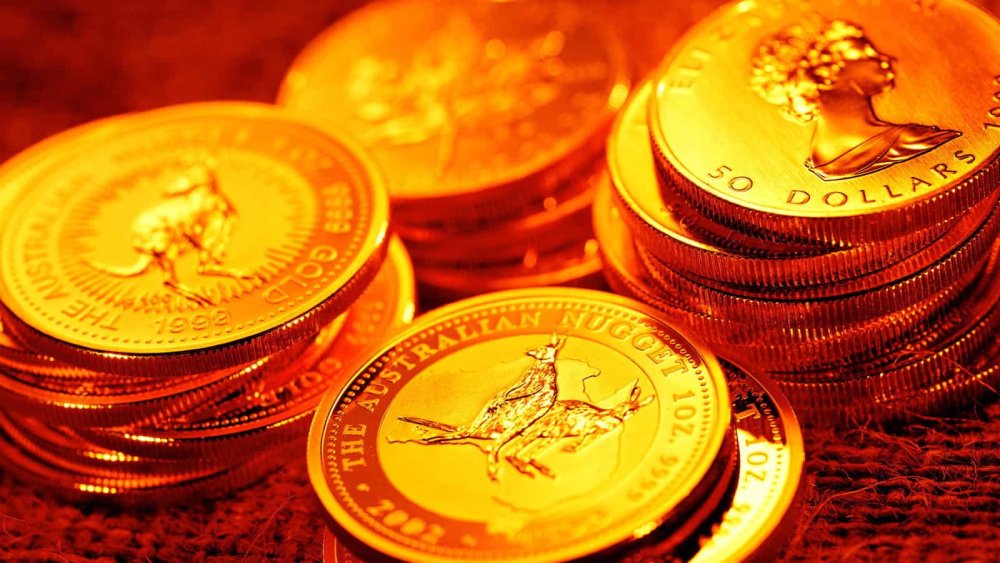 Деньги на черном фоне