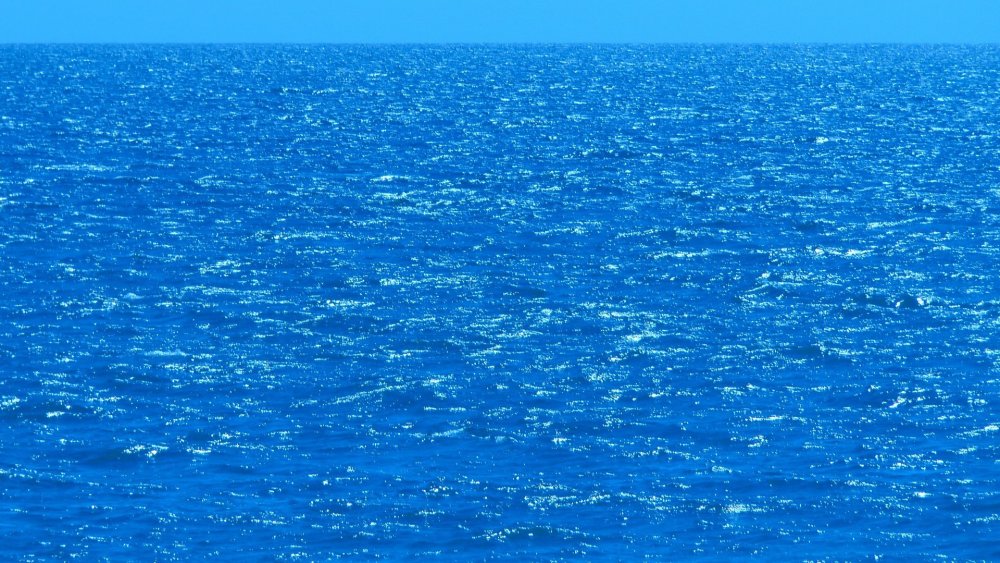 Темно синее море