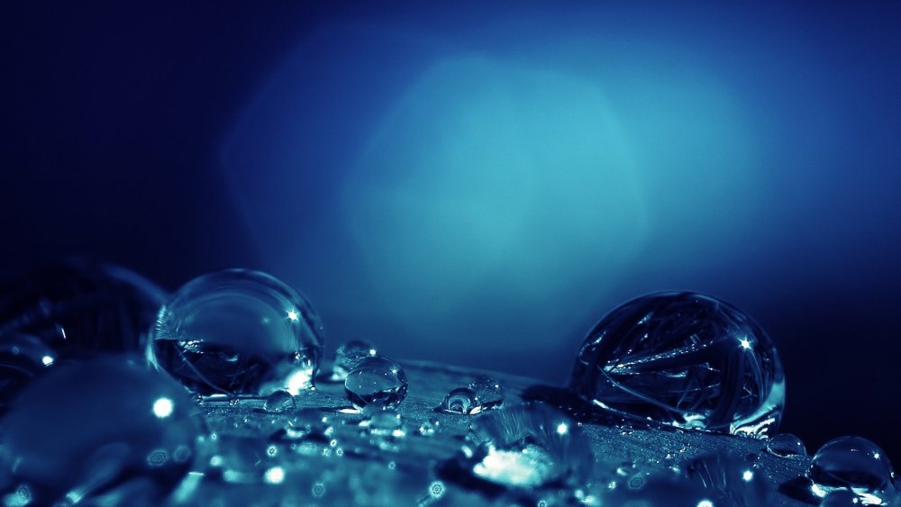 Капли воды на столе