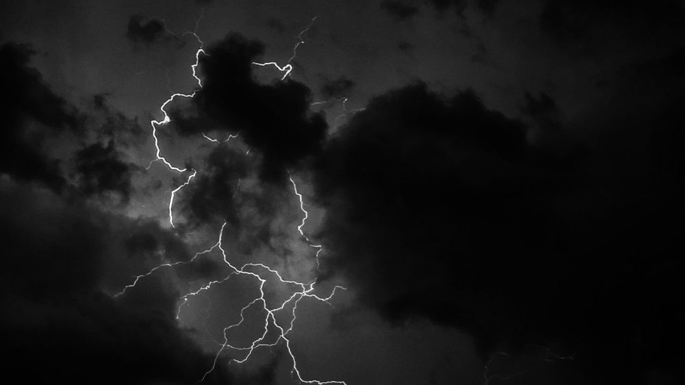 Молния на черном небе