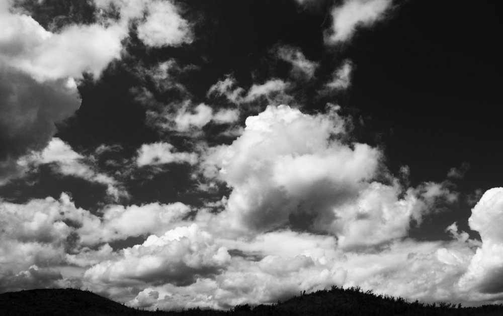 Небо облака черно-белое